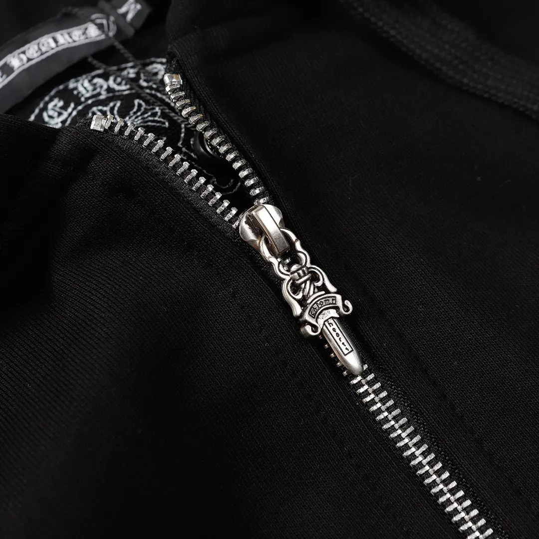 Q14—P230 -Chrome Hearts/Chrome Hearts printed zipper sweatshirt cardigan jacket -420 grams of high-density, high-quality wool, soft, delicate and skin-friendly, soft and silky to the touch, warm and skin-friendly -The hardware zipper accessories are all customized and full of details -Colour: black white -Size: S M L XL